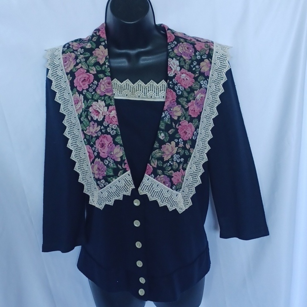 Brittany Nicole large flower Collar Top with Buttons Size Small
